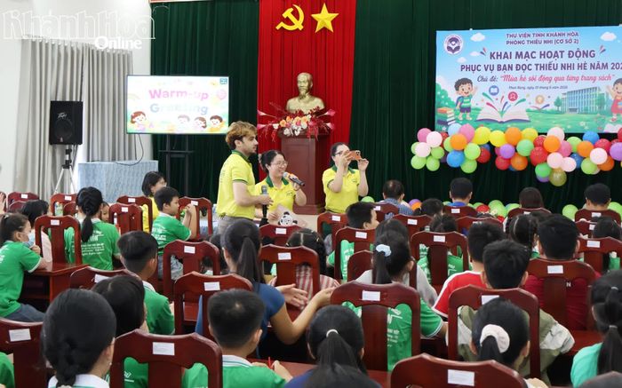 Tổ chức chương trình vui chơi cho bạn đọc thiếu nhi.