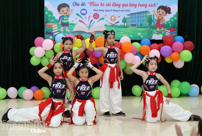 Một tiết mục văn nghệ tại lễ khai mạc.