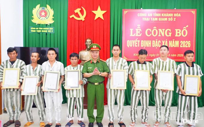 Giám thị Trại Tạm giam số 2 trao quyết định đặc xá cho các phạm nhân.