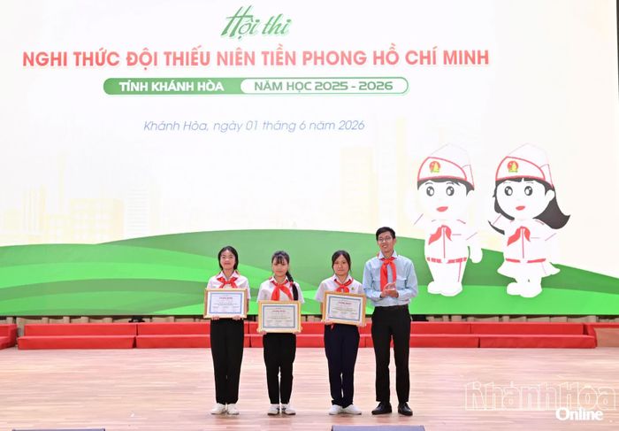 Trao giải phụ cho các tập thể, cá nhân.