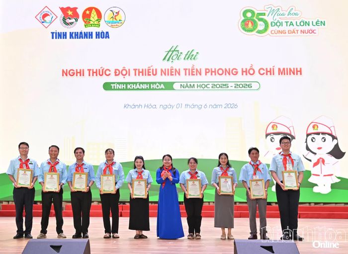Ban Tổ chức tặng thư cảm ơn Ban Giám khảo, Ban Thư ký vòng chung kết hội thi.