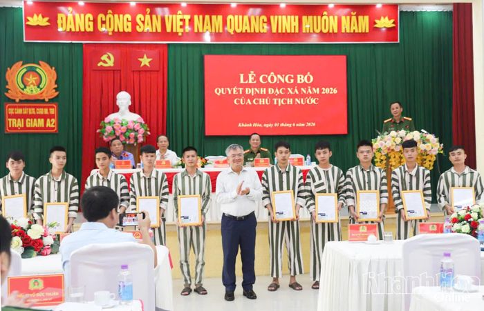 Đồng chí Cấn Đình Tài trao quyết định đặc xá cho các phạm nhân.