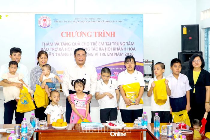 Lãnh đạo Sở Y tế tặng quà cho trẻ em tại Trung tâm Bảo trợ xã hội và Công tác xã hội tỉnh.