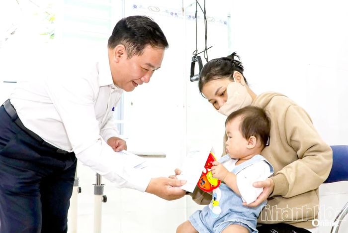 Ông Trịnh Ngọc Hiệp - Phó Giám đốc Sở Y tế tặng quà cho trẻ em đang điều trị bệnh tại Bệnh viện Đa khoa Yersin Nha Trang.