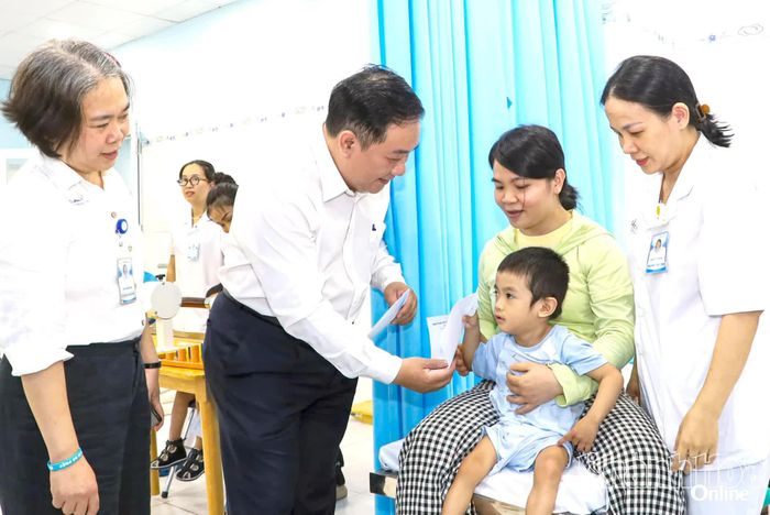 Lãnh đạo Sở Y tế tặng quà cho bệnh nhi tại Bệnh viện Đa khoa Yersin Nha Trang.