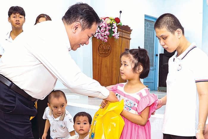 Ông Trịnh Ngọc Hiệp - Phó Giám đốc Sở Y tế tặng quà cho trẻ em có hoàn cảnh đặc biệt tại Trung tâm Bảo trợ xã hội và Công tác xã hội tỉnh.