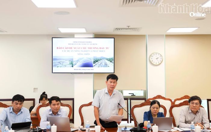 Lãnh đạo Ban Quản lý dự án đầu tư xây dựng tỉnh báo cáo tại cuộc họp.