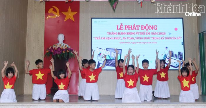 Một tiết mục văn nghệ do các em nhỏ biểu diễn.