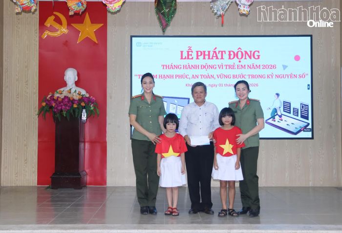 Hội Phụ nữ Công an tỉnh Khánh Hòa tặng quà hỗ trợ cho các em của Làng Trẻ em SOS Nha Trang.