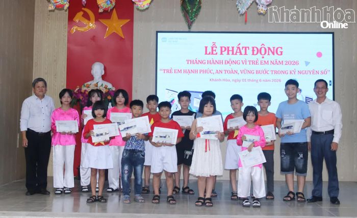 Khen thưởng các học sinh có thành tích tốt trong năm học 2025 - 2026.