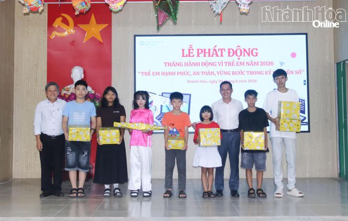 Làng Trẻ em SOS Nha Trang tặng quà nhân Ngày Quốc tế thiếu nhi cho các em nhỏ.