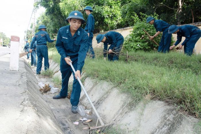 Cán bộ, đoàn viên, thanh niên tham gia tổng dọn vệ sinh môi trường.