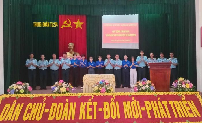 Đại diện các tổ chức đoàn ký kết giao ước thi đua.