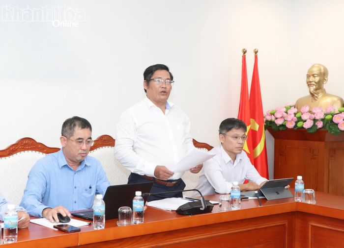 Lãnh đạo Sở Nội vụ báo cáo tại cuộc họp.