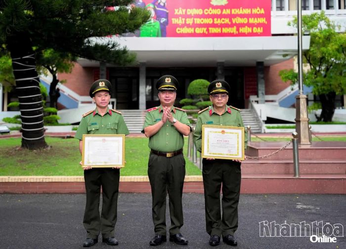 Thiếu tướng Nguyễn Hữu Phước trao bằng khen của UBND tỉnh cho 2 cá nhân. 