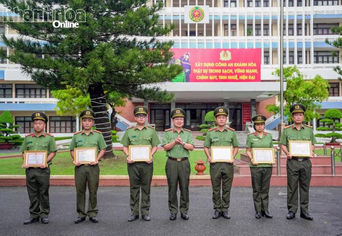 Đại tá Nguyễn Quân trao giấy khen của Giám đốc Công an tỉnh cho các tập thể, cá nhân.