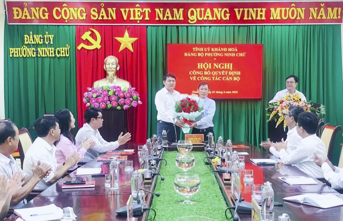 Đồng chí Lương Đức Hải tặng hoa chúc mừng đồng chí Nguyễn Minh Thái.