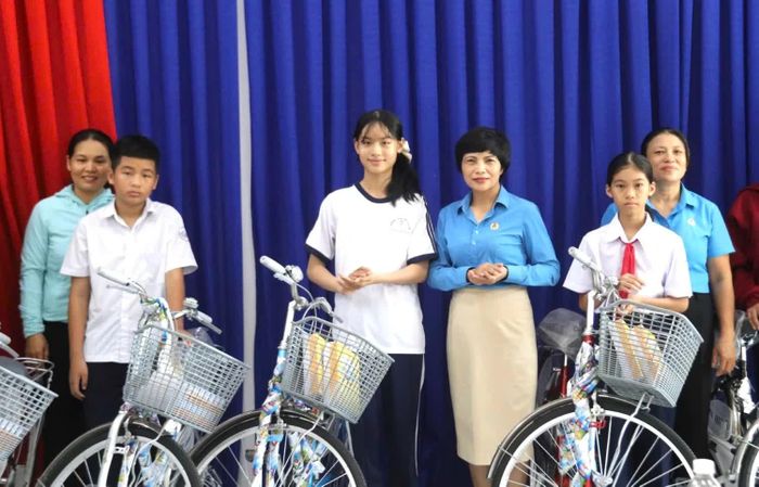 Lãnh đạo Liên đoàn Lao động tỉnh tặng xe đạp cho con đoàn viên, người lao động có hoàn cảnh khó khăn.