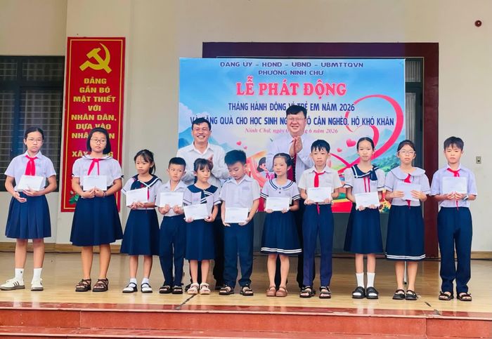 Lãnh đạo phường Ninh Chử trao quà cho học sinh.