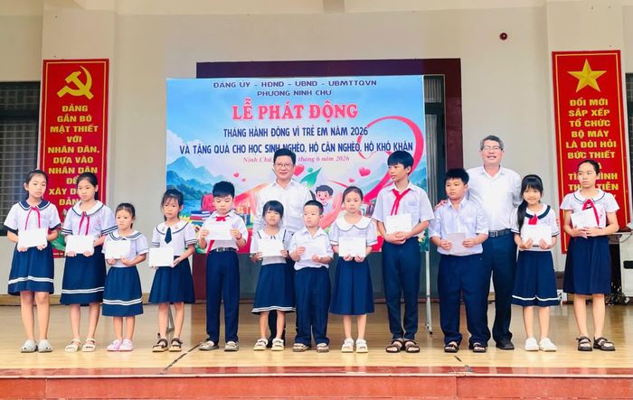 Lãnh đạo phường Ninh Chử trao quà cho học sinh.