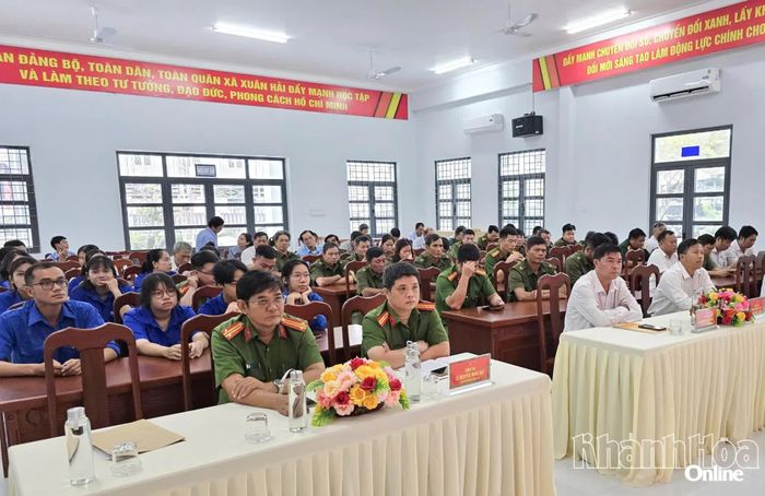 Các đại biểu tham dự buổi lễ.