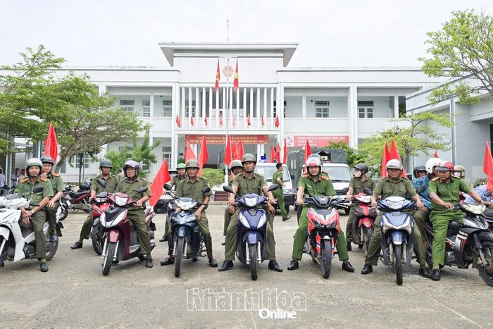 Các lực lượng chuẩn bị diễu hành tuyên truyền trên các tuyến đường của xã.