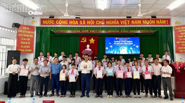 Lãnh đạo xã Đại Lãnh trao quà cho học sinh.