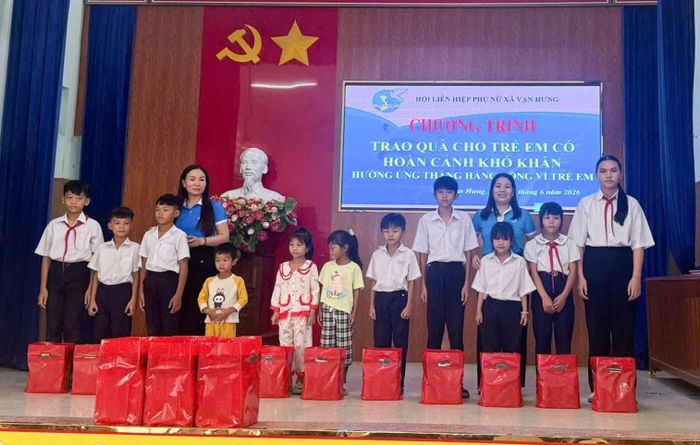 Tặng quà cho trẻ em có hoàn cảnh khó khăn nhân Ngày Quốc tế Thiếu nhi. 