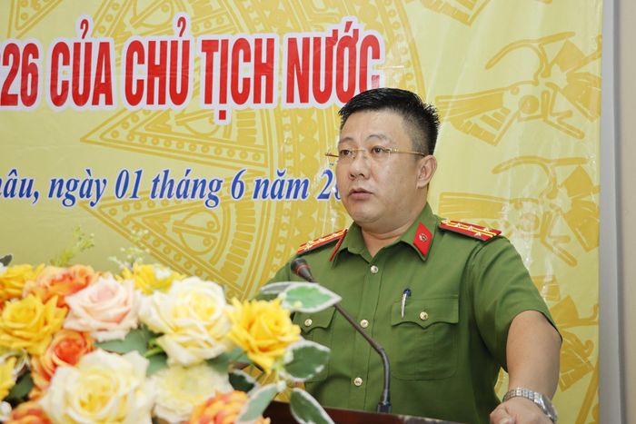 Đại tá Lù Văn Hoàn – Giám thị Trại tạm giam Công an tỉnh công bố Quyết định số 751/QĐ-CTN ngày 26/5/2026 của Chủ tịch nước về đặc xá năm 2026.
