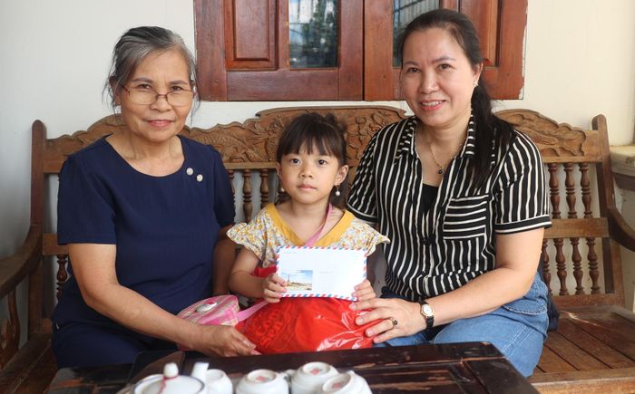 Chi hội Phụ nữ Tổ dân phố số 11 (phường Đoàn Kết) trao quà cho "Con nuôi của Hội".
