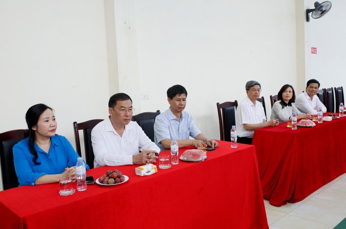Các đồng chí lãnh đạo Tỉnh ủy, HĐND, UBND, Ủy ban MTTQ Việt Nam tỉnh đến thăm, tặng quà động viên các cháu tại Cơ sở Bảo trợ xã hội tổng hợp tỉnh nhân dịp Quốc tế thiếu nhi 1/6.