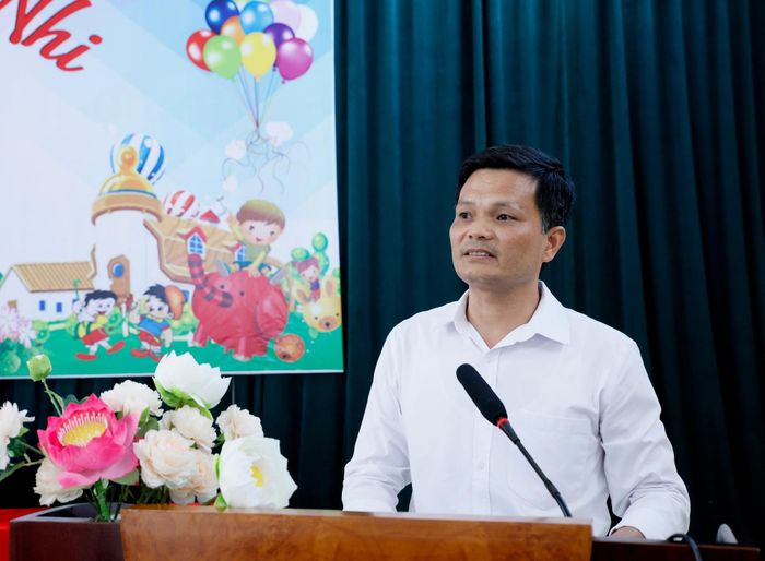 Lãnh đạo Cơ sở Bảo trợ xã hội tổng hợp tỉnh phát biểu tại buổi thăm, tặng quà.
