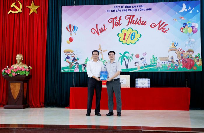 Lãnh đạo VNPT Lai Châu tặng quà Cơ sở Bảo trợ xã hội tổng hợp tỉnh nhân dịp Quốc tế thiếu nhi 1/6.