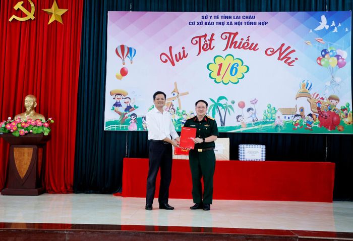 Lãnh đạo Viettel Lai Châu tặng quà Cơ sở Bảo trợ xã hội tổng hợp tỉnh nhân dịp Quốc tế thiếu nhi 1/6.