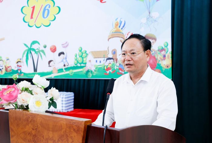 Đồng chí Lê Minh Ngân - Ủy viên Ban Chấp hành Trung ương Đảng, Bí thư Tỉnh ủy, Chủ tịch HĐND tỉnh phát biểu tại buổi đến thăm và tặng quà.