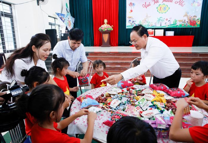 Bí thư Tỉnh ủy Lê Minh Ngân chia quà cho các cháu thiếu nhi nhân dịp Quốc tế thiếu nhi 1/6.