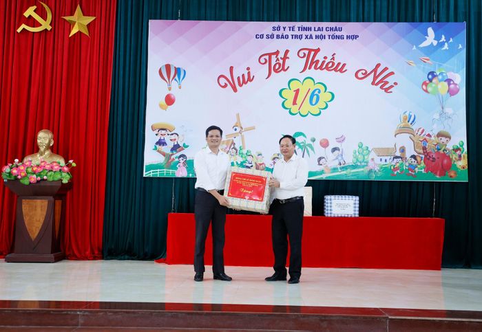 Đồng chí Lê Minh Ngân - Ủy viên Ban Chấp hành Trung ương Đảng, Bí thư Tỉnh ủy, Chủ tịch HĐND tỉnh tặng quà Cơ sở Bảo trợ xã hội tổng hợp tỉnh nhân dịp Quốc tế thiếu nhi 1/6.