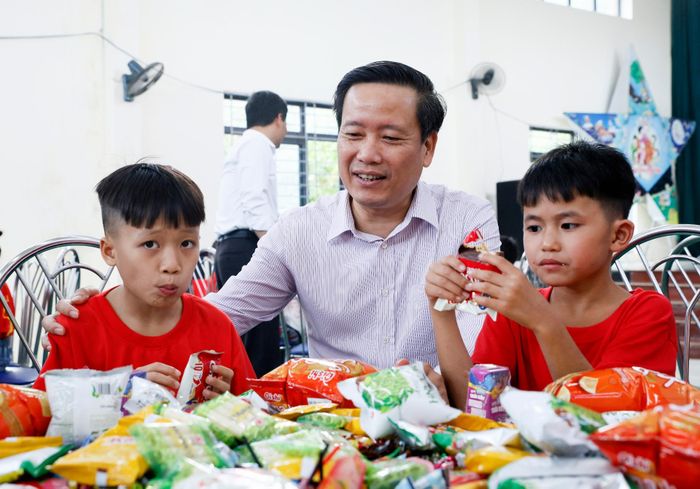 Đồng chí Lê Đức Dục - Ủy viên Ban Thường vụ, Trưởng Ban Tuyên giáo và Dân vận Tỉnh ủy ân cần thăm hỏi, động viên các cháu thiếu nhi.