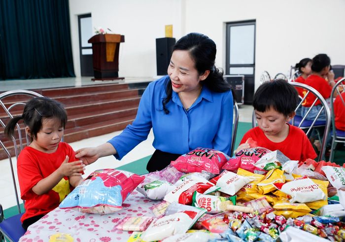 Đồng chí Tẩn Thị Quế - Ủy viên Ban Thường vụ Tỉnh ủy, Phó Chủ tịch Thường trực HĐND tỉnh trò chuyện, động viên tinh thần các cháu thiếu nhi.