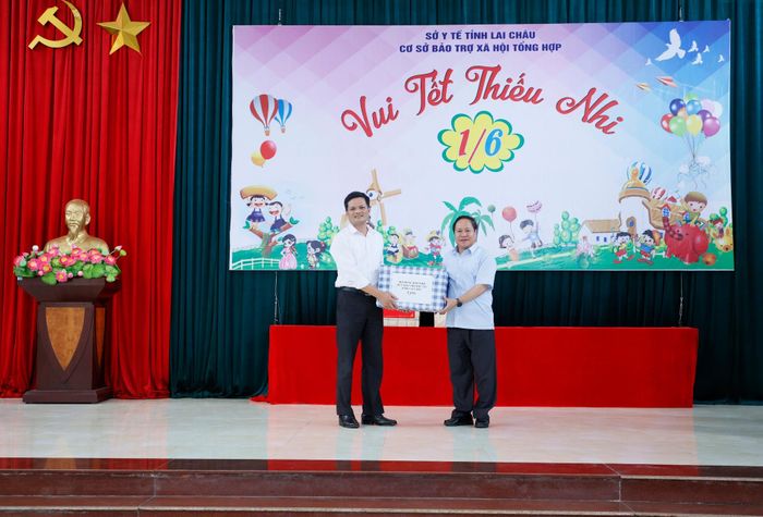 Đồng chí Tống Thanh Hải - Ủy viên Ban Thường vụ, Phó Chủ tịch Thường trực UBND tỉnh tặng quà của Hội đồng Bảo trợ Quỹ bảo trợ trẻ em tỉnh cho Cơ sở Bảo trợ xã hội tổng hợp tỉnh nhân dịp Quốc tế thiếu nhi 1/6.