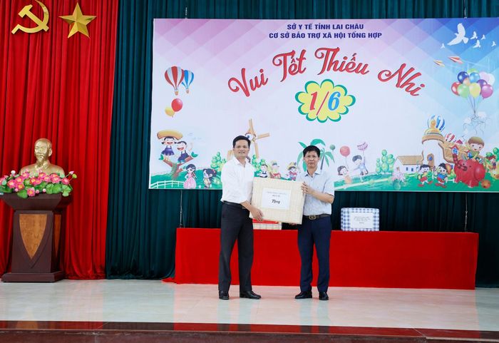 Lãnh đạo Sở Y tế tặng quà Cơ sở Bảo trợ xã hội tổng hợp tỉnh nhân dịp Quốc tế thiếu nhi 1/6.