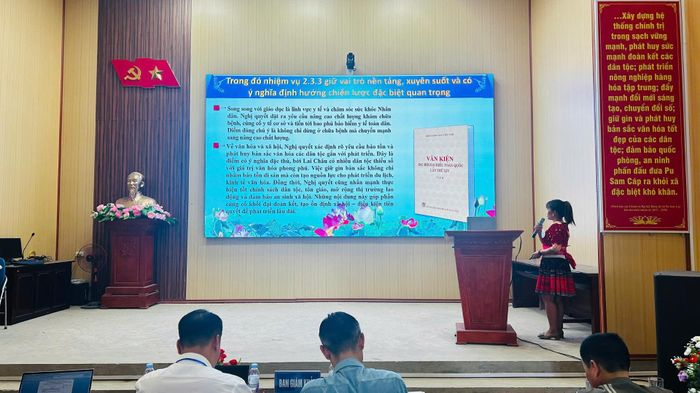 Phần thi thuyết trình của thí sinh Vàng Thị Dợ - Chi ủy viên Chi bộ Trường Tiểu học &THCS Pu Sam Cáp.