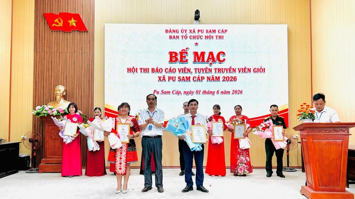 Đồng chí Nguyễn Văn Hùng – Phó Bí thư Thường trực Đảng ủy, Chủ tịch HĐND xã, Trưởng Ban Tổ chức hội thi trao giải nhất và giải nhì cho 2 thí sinh.