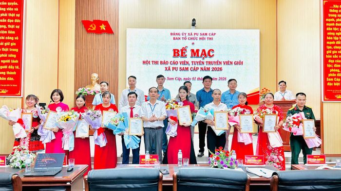 Các thí sinh chụp ảnh lưu niệm với các đồng chí lãnh đạo xã và Ban Giám khảo hội thi.