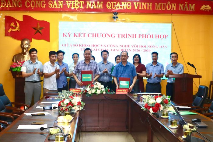 Lãnh đạo hai đơn vị ký kết chương trình phối hợp trước sự chứng kiến của đại biểu.