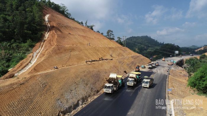 Nhà thầu đã huy động 1.200 thiết bị triển khai 130 mũi thi công tại các gói thầu để đảm bảo tiến độ dự án
