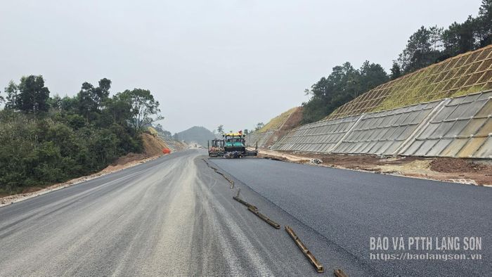 Các nhà thầu thi công lớp nền mặt đường tại km 27
