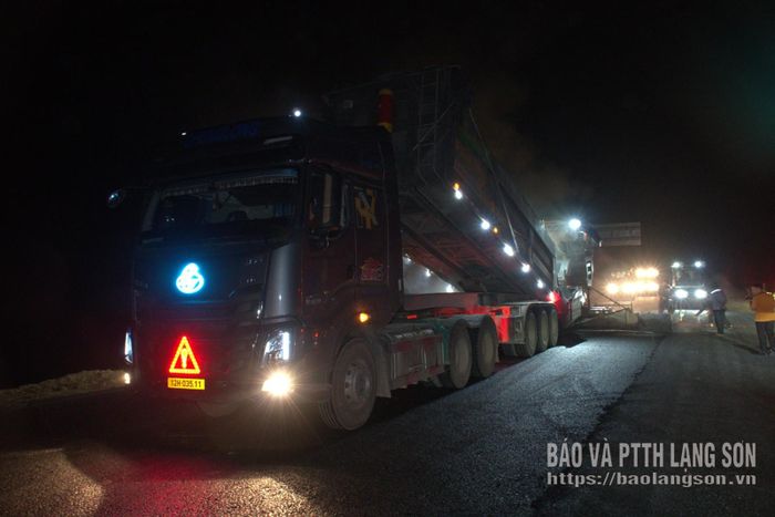 Các nhà thầu thi công "3 ca, 4 kíp" để đảm bảo tiến độ của dự án