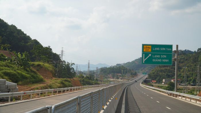 Nhà thầu đã cơ bản hoàn thiện hệ thống biển báo, hộ lan và các hạng mục an toàn giao thông trên đoạn tuyến 27 km từ nút giao IC03 đến Km 45