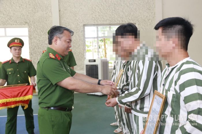 Đồng chí Phó Giám đốc Công an tỉnh trao quyết định cho các phạm nhân được hưởng đặc xá